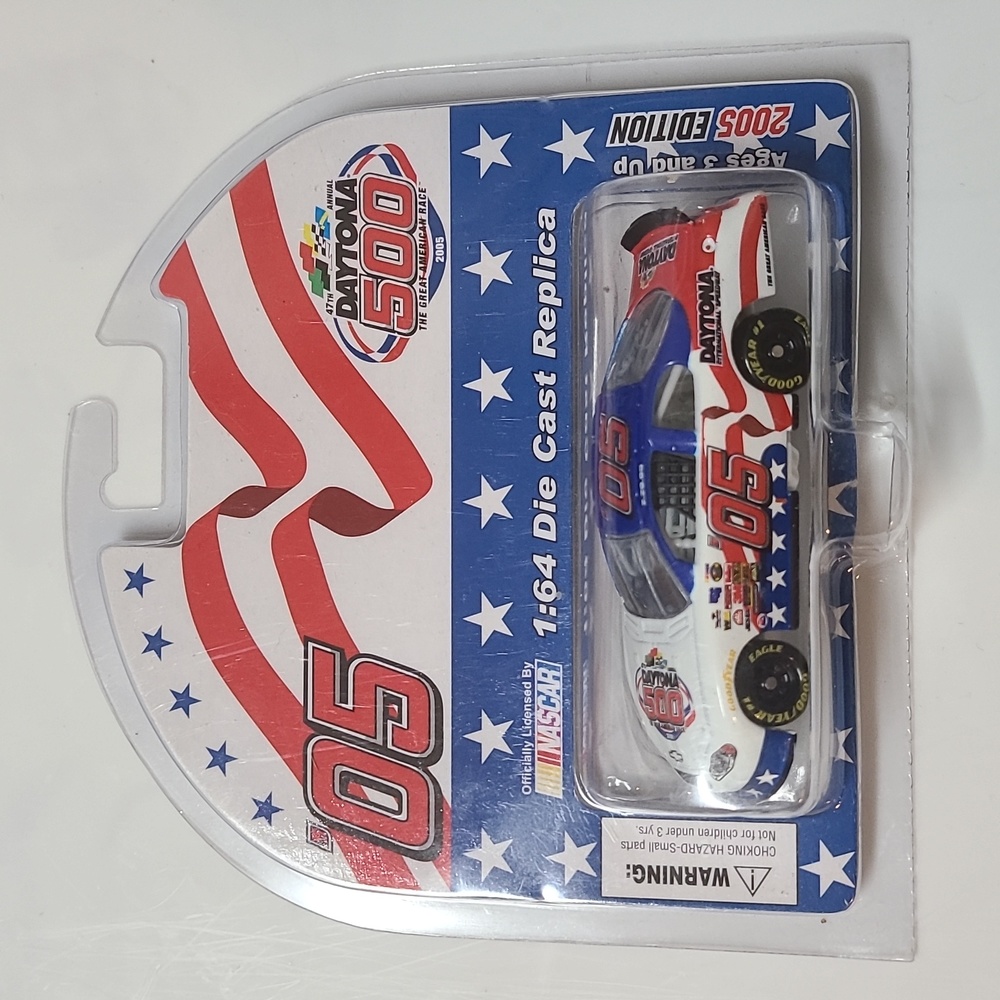 Daytona 500 1 64 Die Cast Replica 2005 NIB